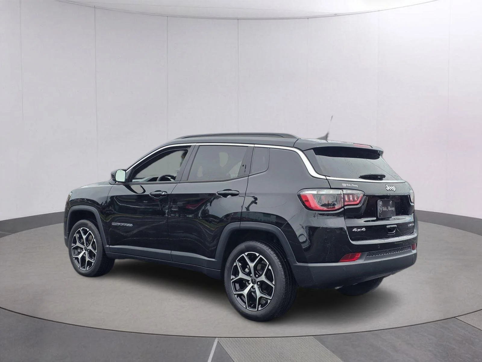 Used 2025 Diamond Black Crystal Pearlcoat Jeep Limited image 7