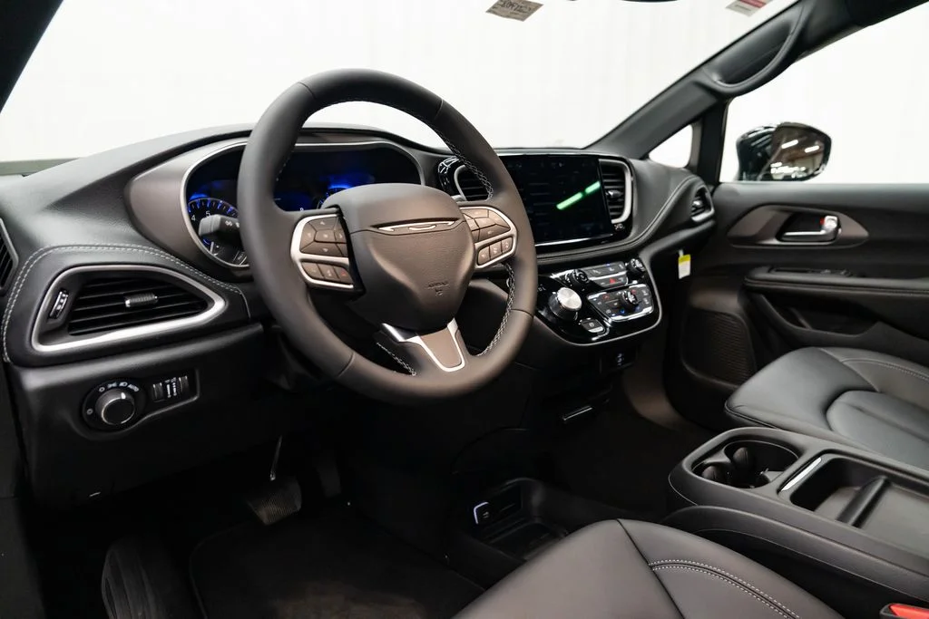 New 2027 Diamond Black Crystal Pearl-Coat Exterior Paint Chrysler Select image 23