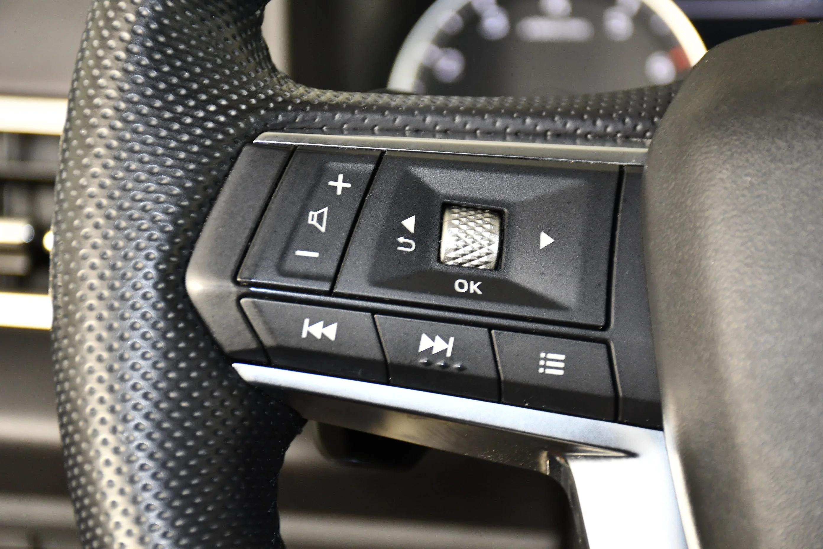 Certified Used 2023 White Diamond Mitsubishi SE image 20