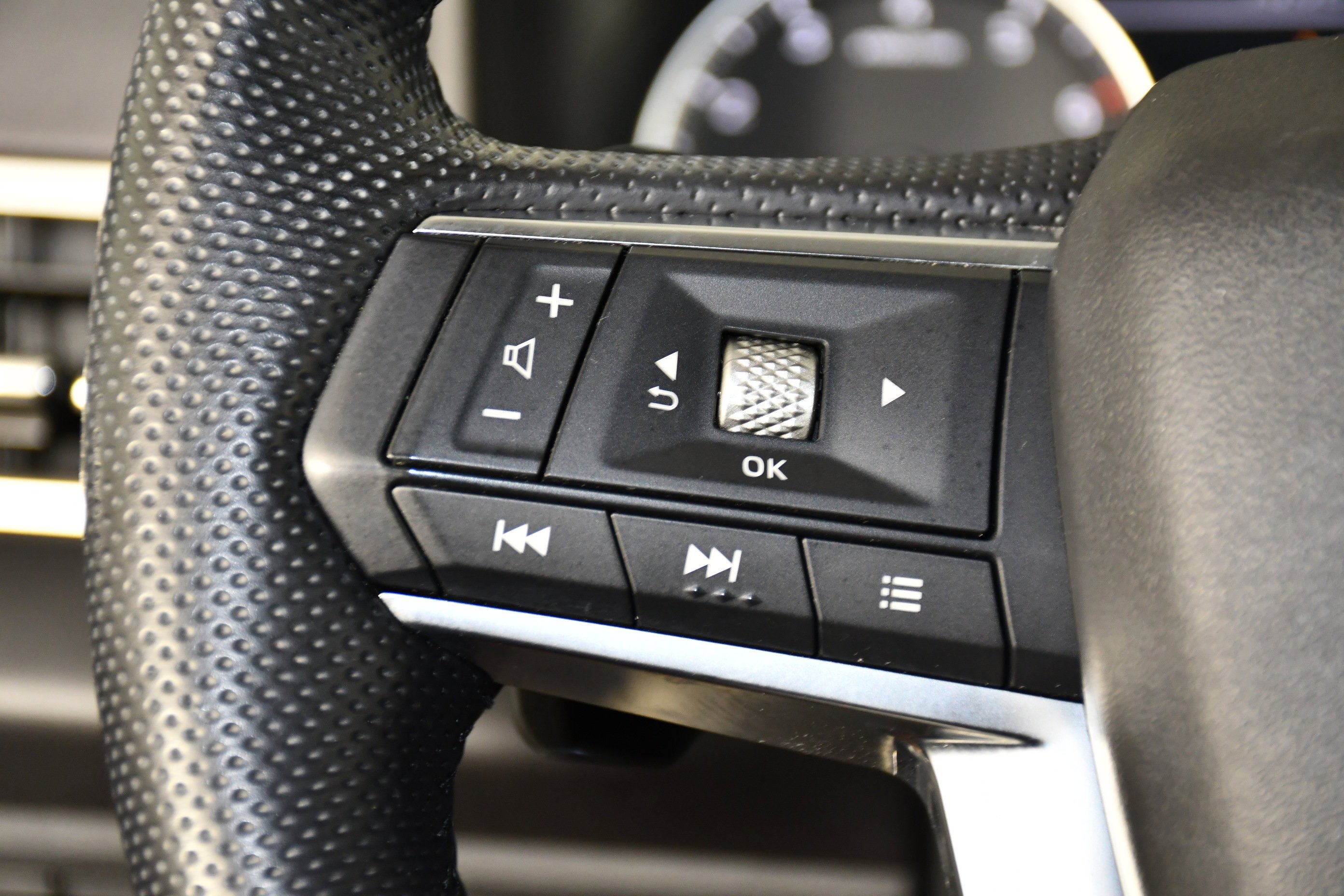 Certified Used 2023 White Diamond Mitsubishi SE image 20