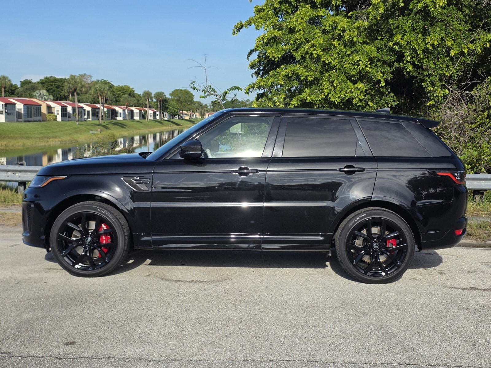 Used 2021 Santorini Black Metallic Land Rover SVR image 7