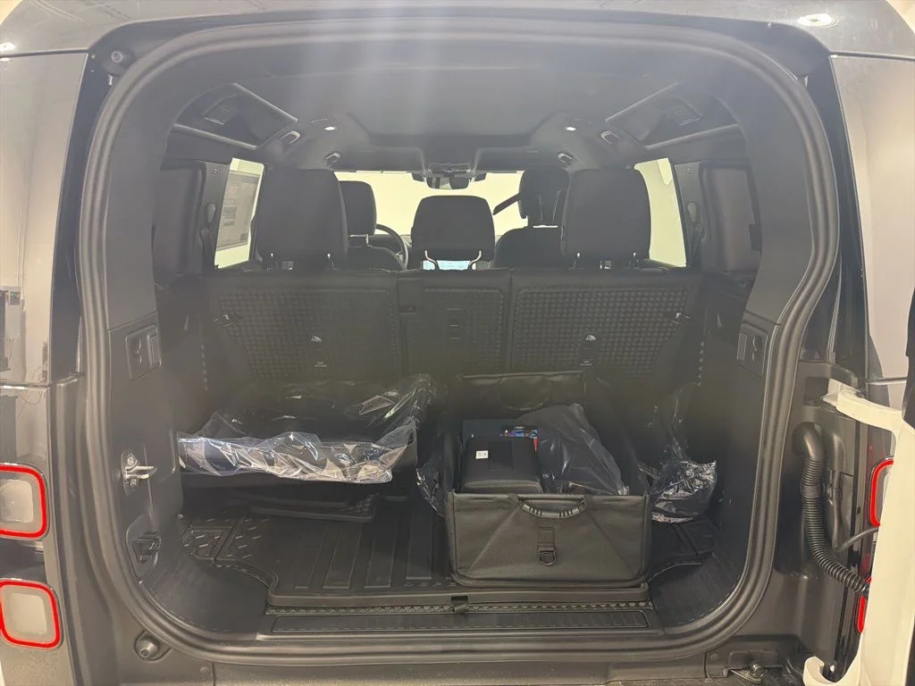 New 2026 Fuji White Land Rover S image 29