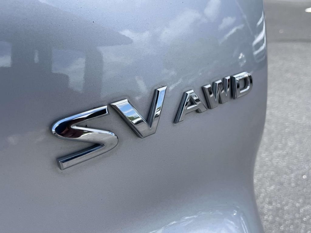 Used 2015 Silver Nissan SV image 9
