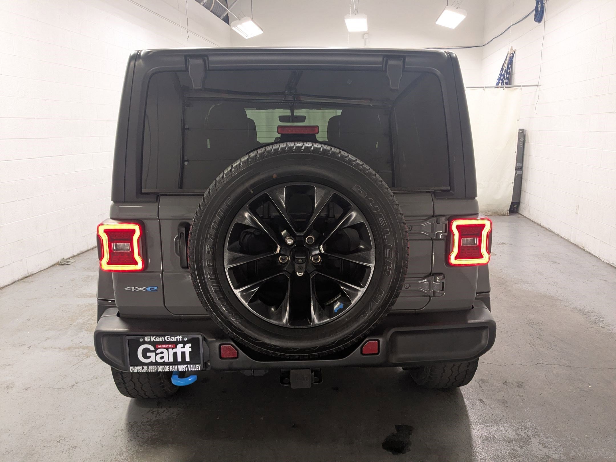Used 2023 Sting-Gray Clearcoat Jeep Sahara image 5