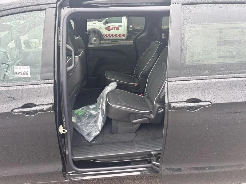 2026 Chrysler Pacifica Limited - Photo 8