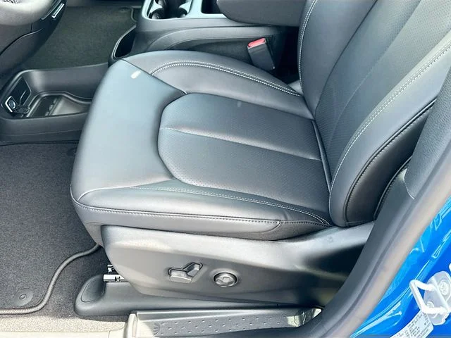 New 2026 Hydro Blue Pearl-Coat Exterior Paint Chrysler Select image 14