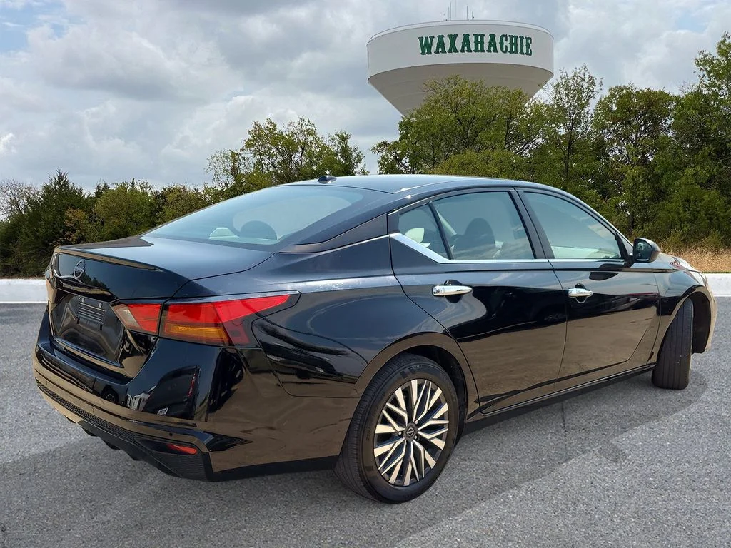 Used 2025 Black Nissan 2.5 SV image 5