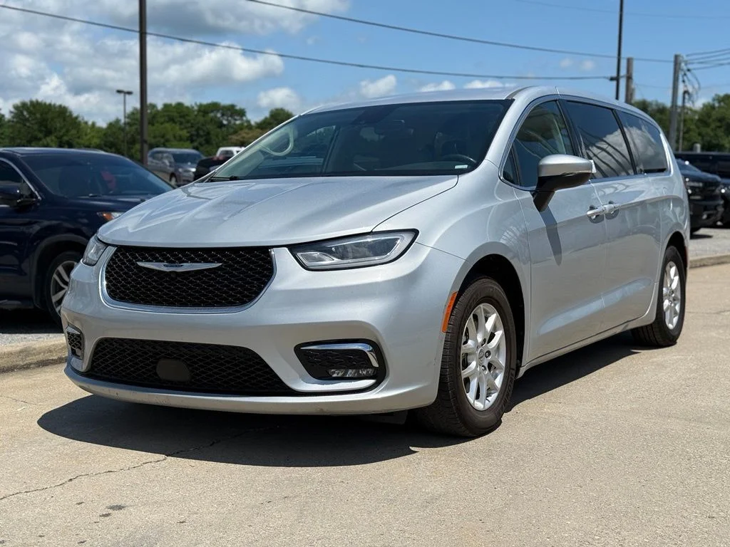 Used 2023 Silver Chrysler Touring L image 2