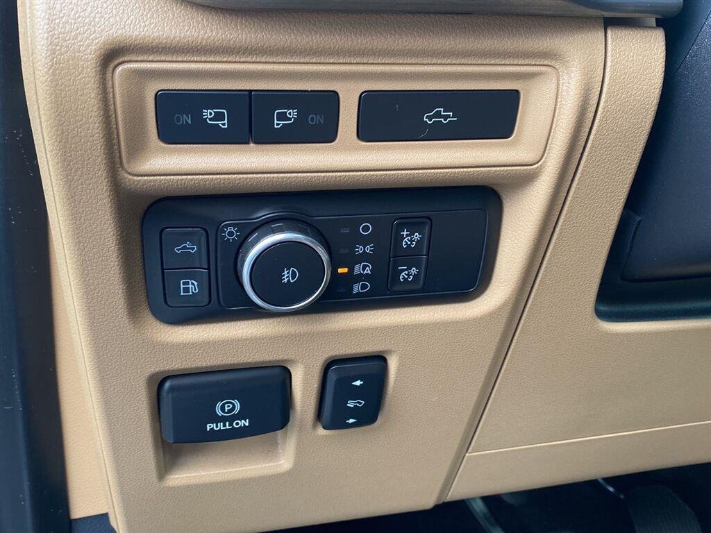 Used 2021 Star White Metallic Tri-Coat Ford LARIAT image 17