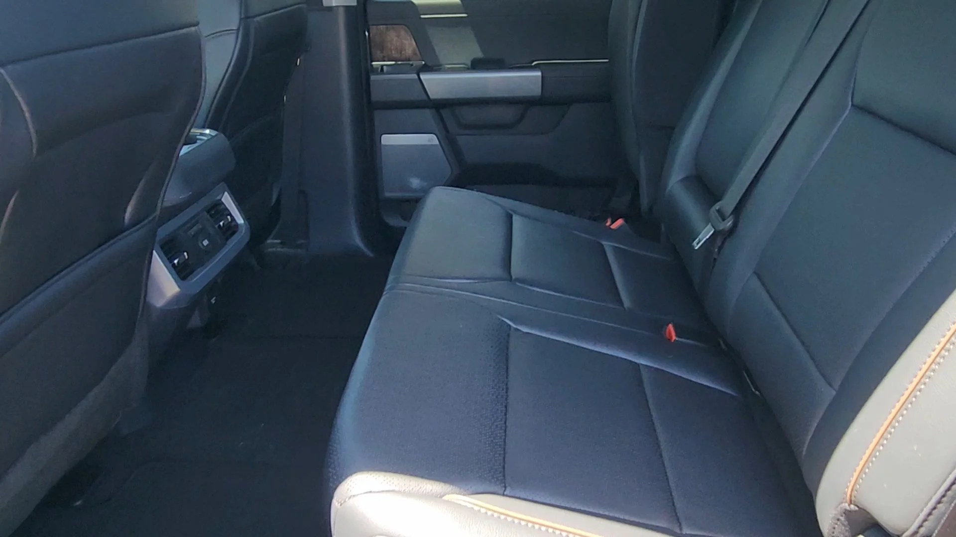 New 2026 Carbonized Gray Metallic Ford LARIAT image 18
