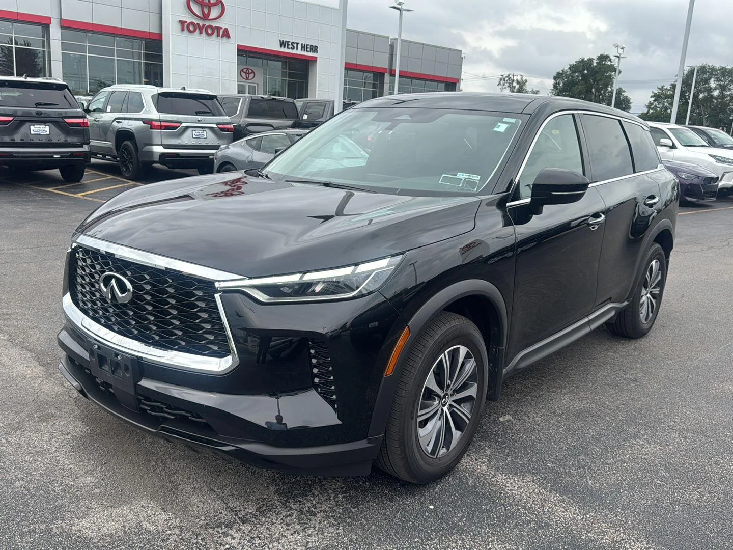 Used 2023 Mineral Black INFINITI PURE image 3