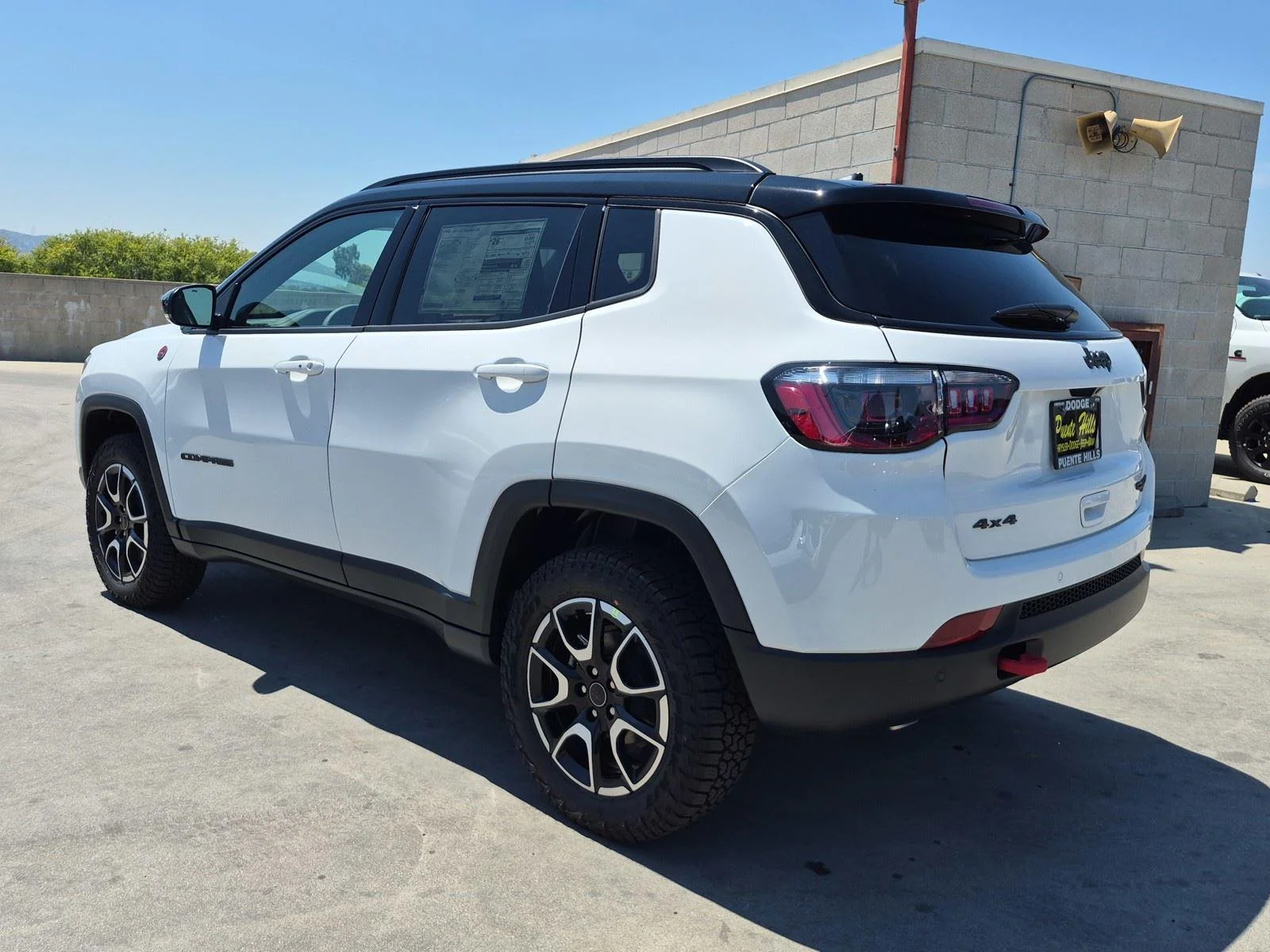 New 2026 Bright White Clear-Coat Exterior Paint Jeep Trailhawk image 4