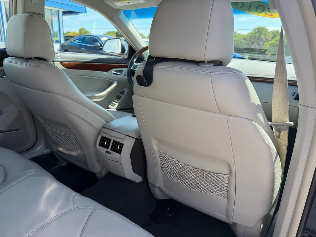 Used 2010  Cadillac Luxury image 15