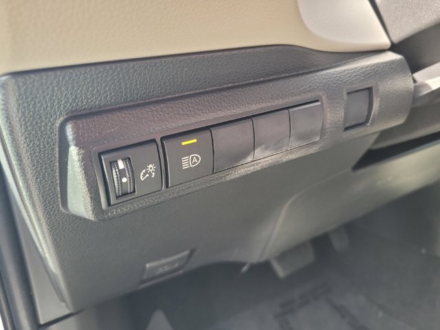 Used 2022 White Toyota LE image 19