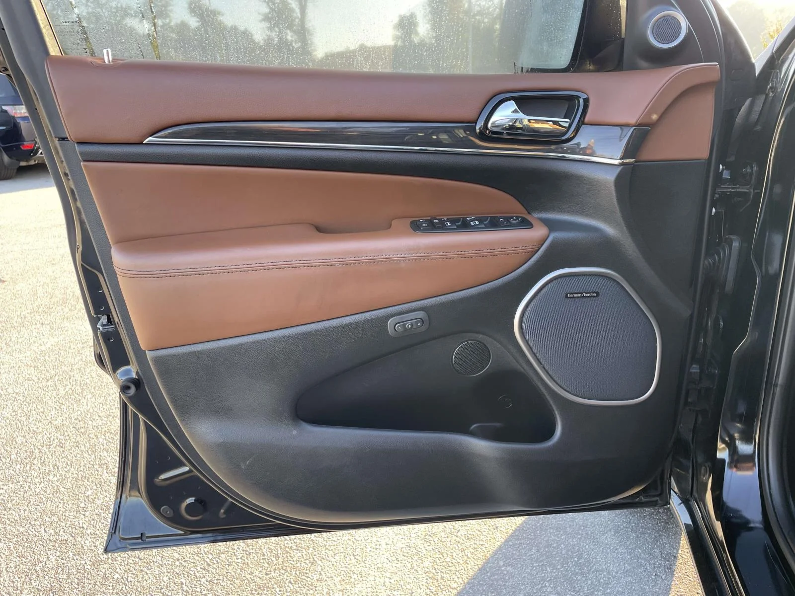 Used 2020 Diamond Black Crystal Pearlcoat Jeep Overland image 5