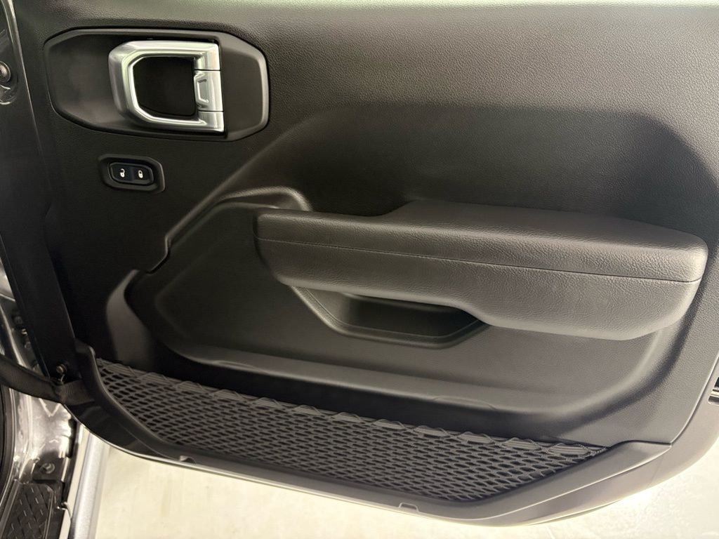New 2026 Granite Crystal Metallic Clearcoat Jeep Mojave image 39