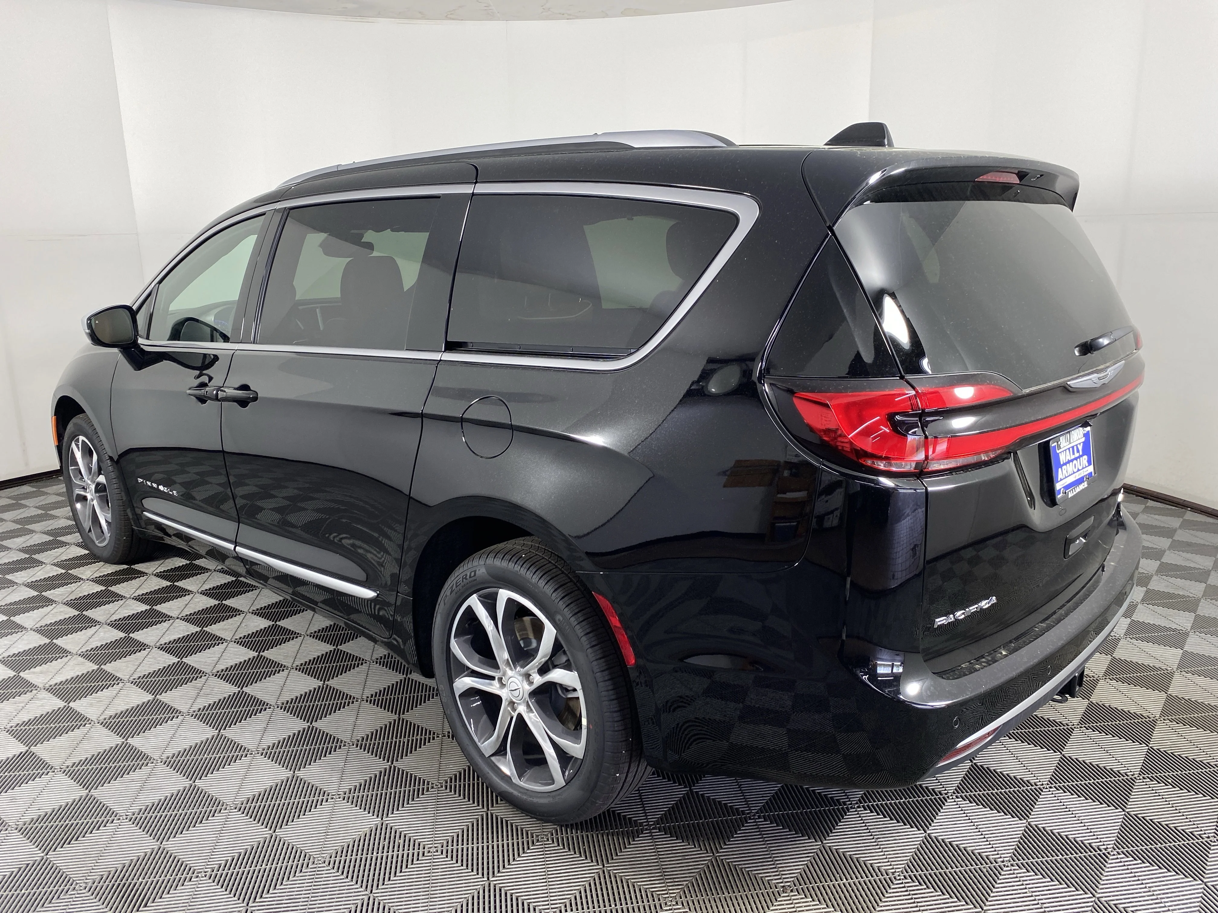New 2026 Diamond Black Crystal Pearl-Coat Exterior Paint Chrysler Pinnacle image 9