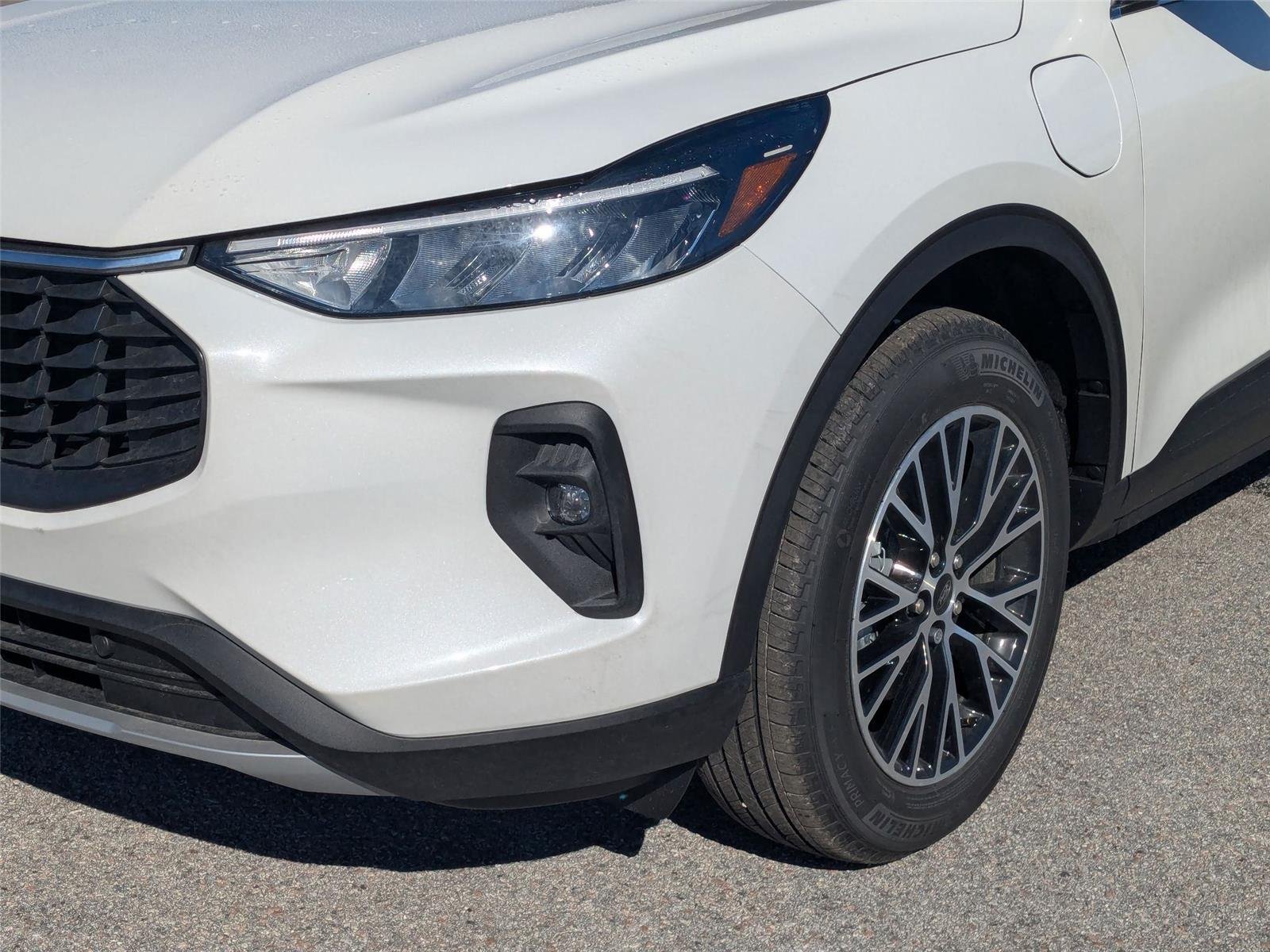 New 2025 Star White Metallic Tri-coat Ford Plug-in Hybrid image 10