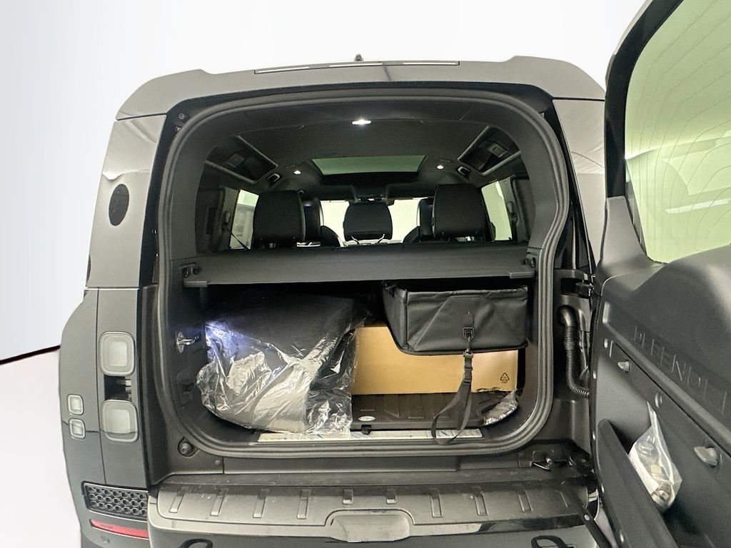 New 2026 Narvik Black Land Rover OCTA Black image 25