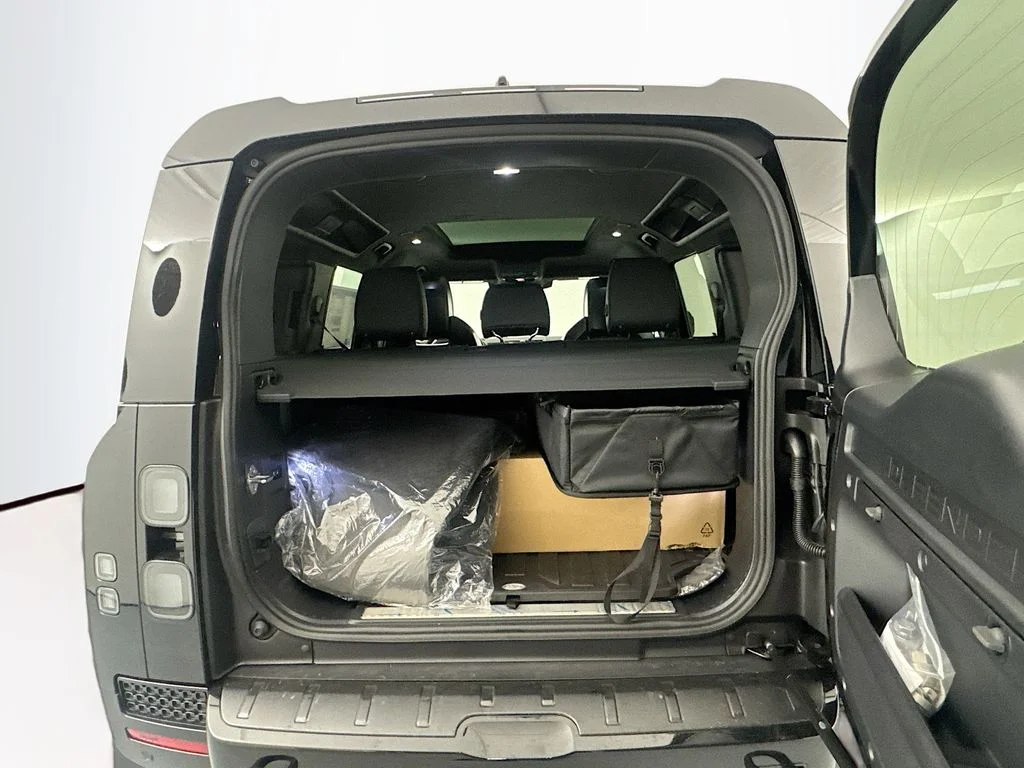 New 2026 Narvik Black Land Rover OCTA Black image 25