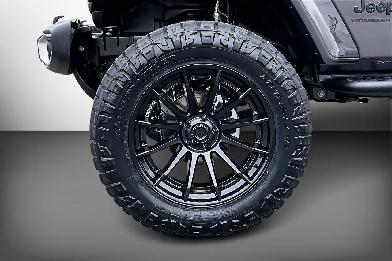 New 2026 Granite Crystal Metallic Clear-Coat Exterior Paint Jeep Sahara image 31
