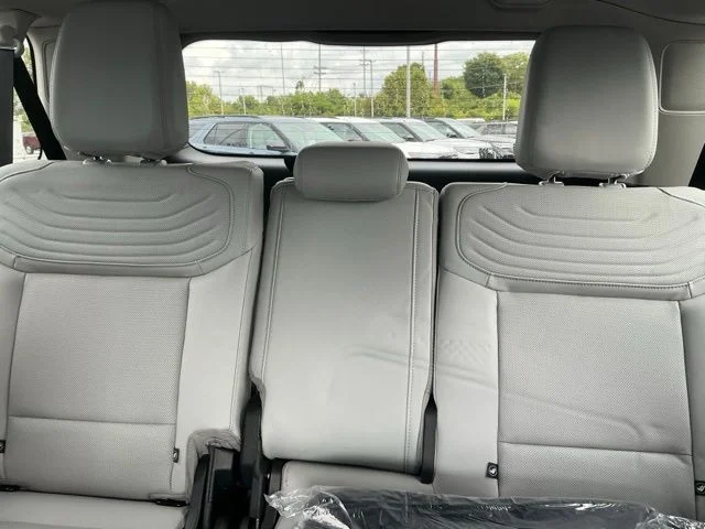 New 2026 Star White Metallic Tri-Coat Ford MAX Platinum® image 31