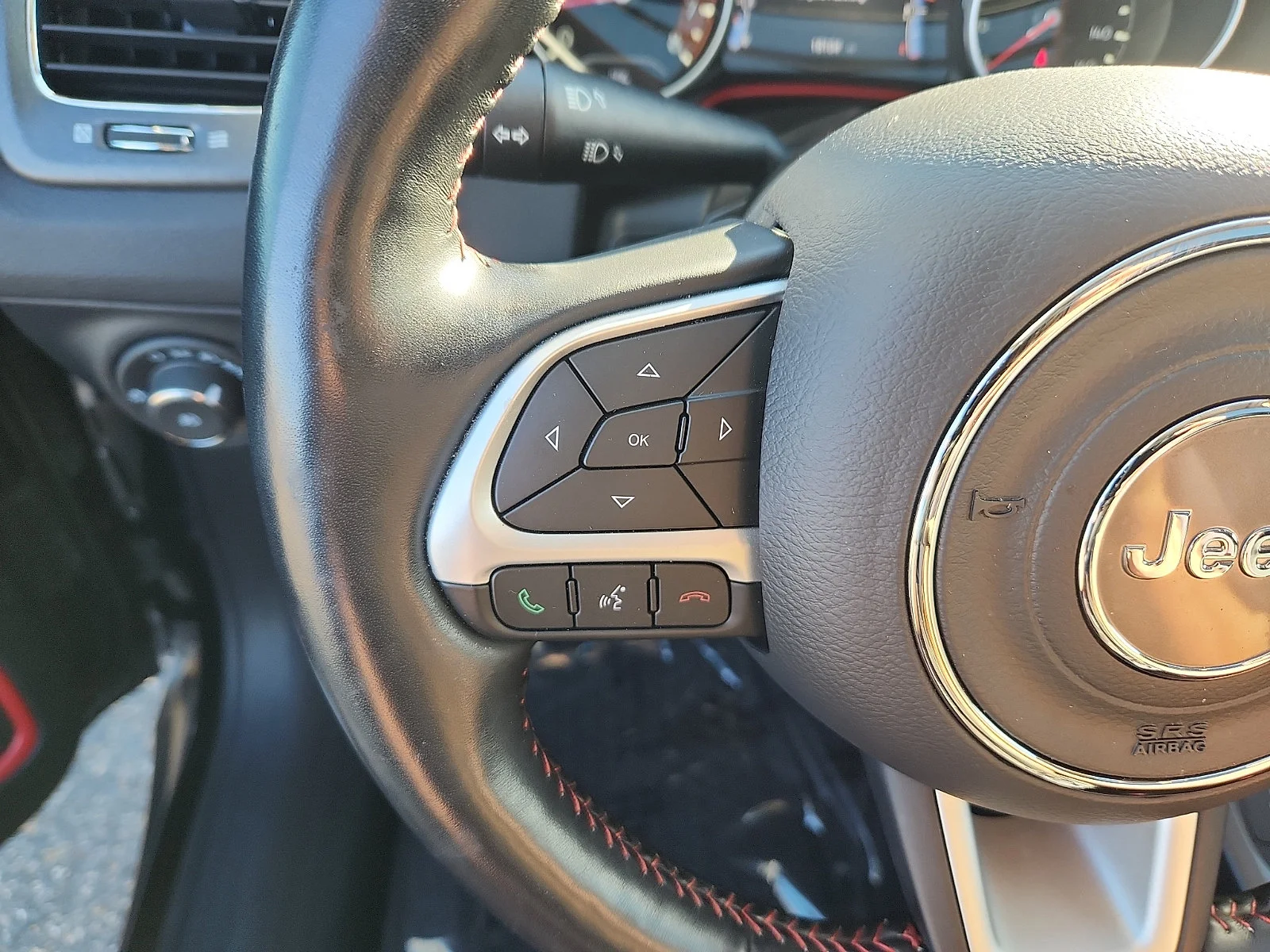 Used 2021 Diamond Black Jeep Trailhawk image 21