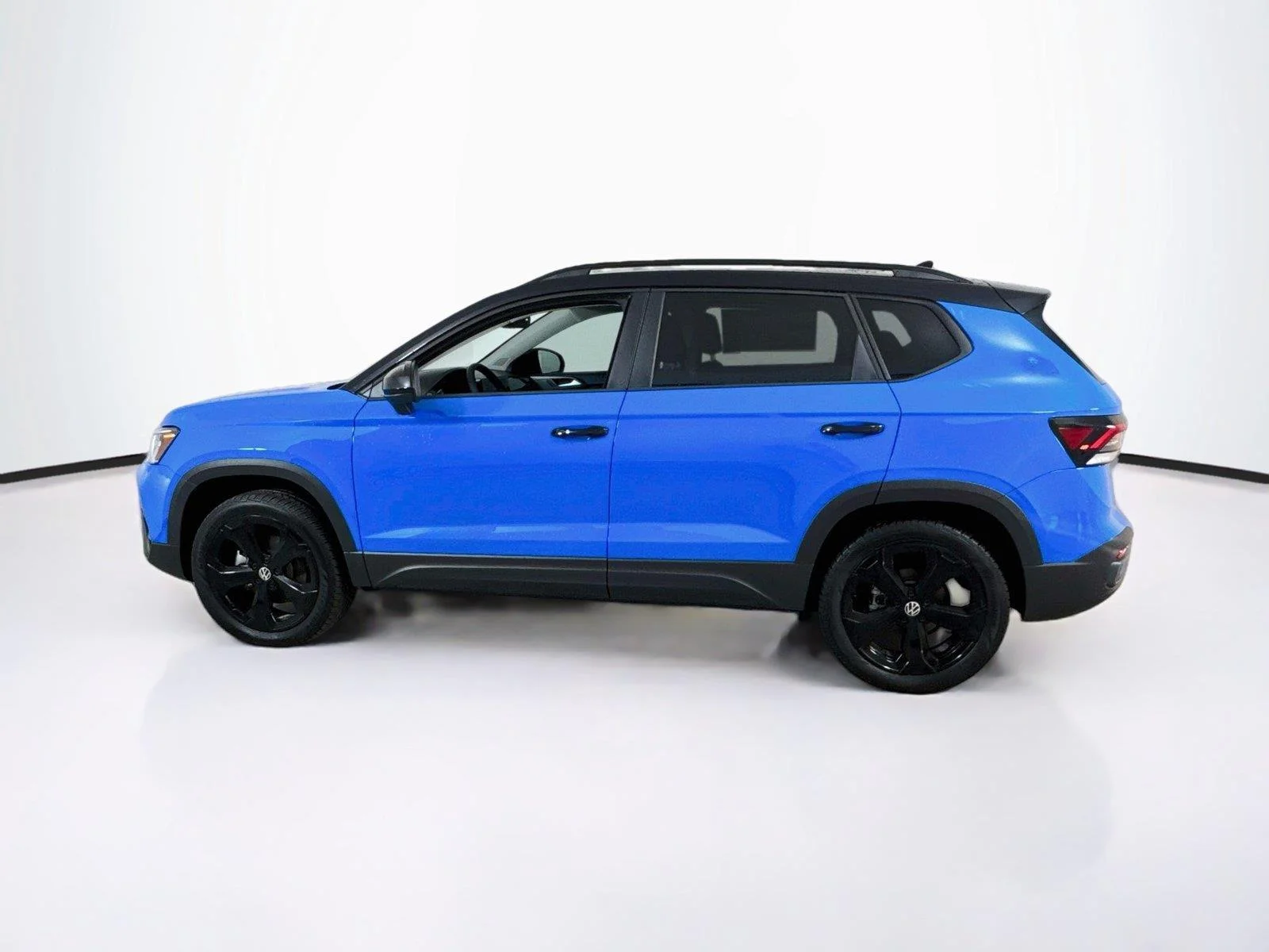 New 2026 Cornflower Blue w/Deep Black Roof Volkswagen SE Black image 3