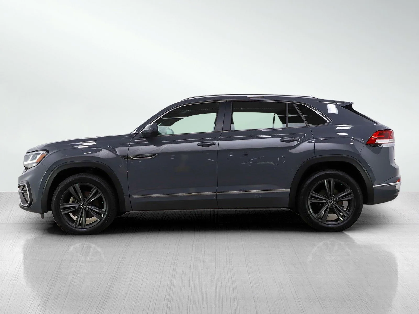 Used 2022 Volkswagen Atlas Cross Sport SEL R-Line with VIN 1V2SE2CA3NC213068 for sale in Minneapolis, Minnesota