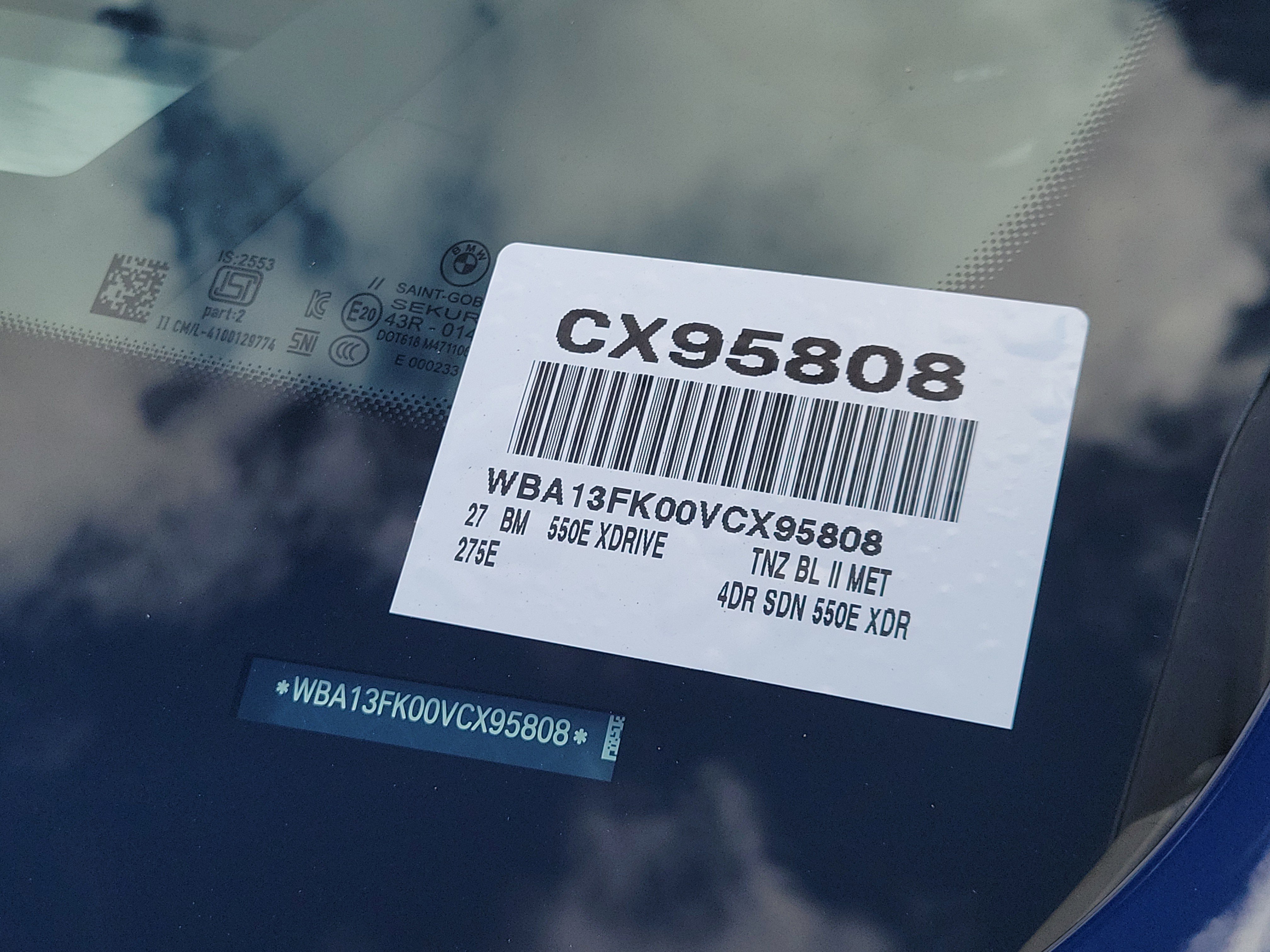New 2027 Tanzanite Blue II Metallic BMW 550e xDrive image 31