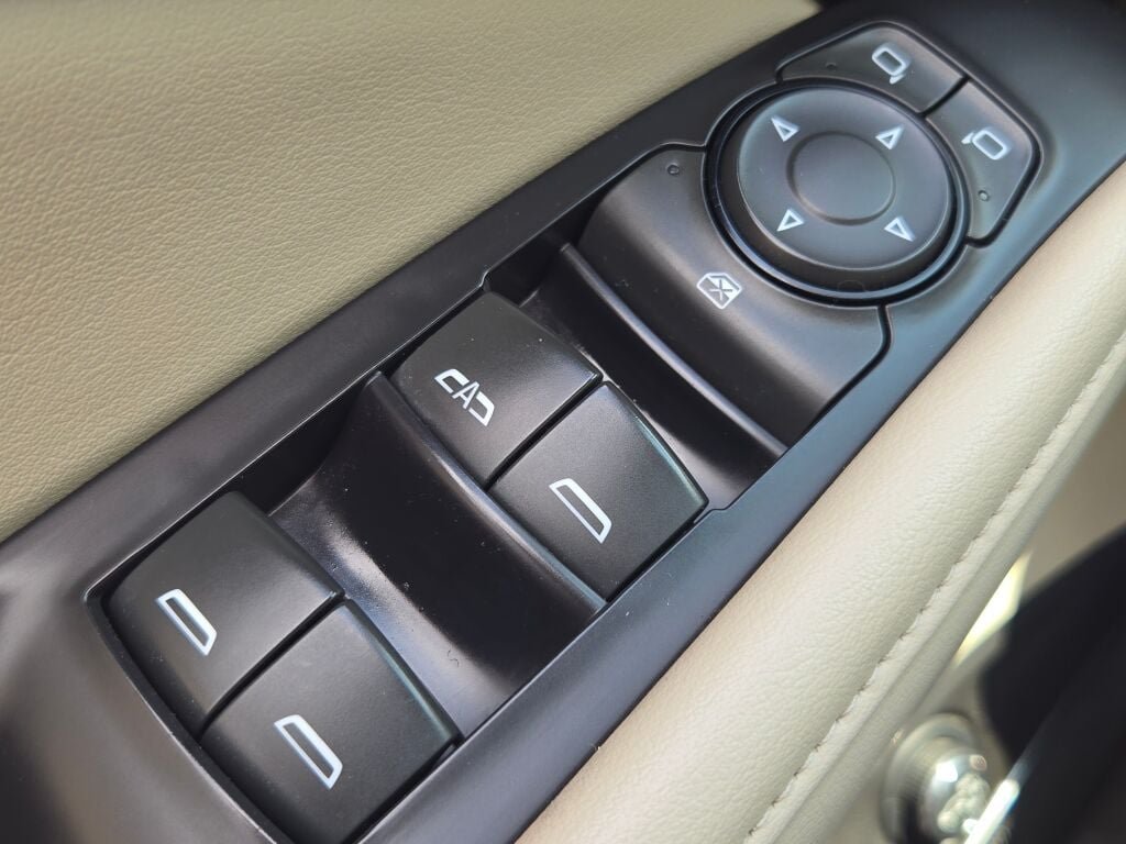 Used 2018 Silver Buick Essence image 30