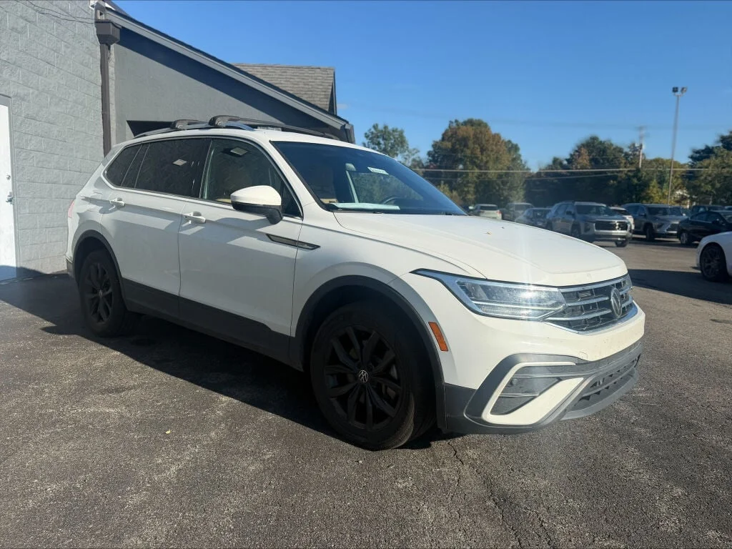 Used 2024 Pure White Volkswagen SE image 2