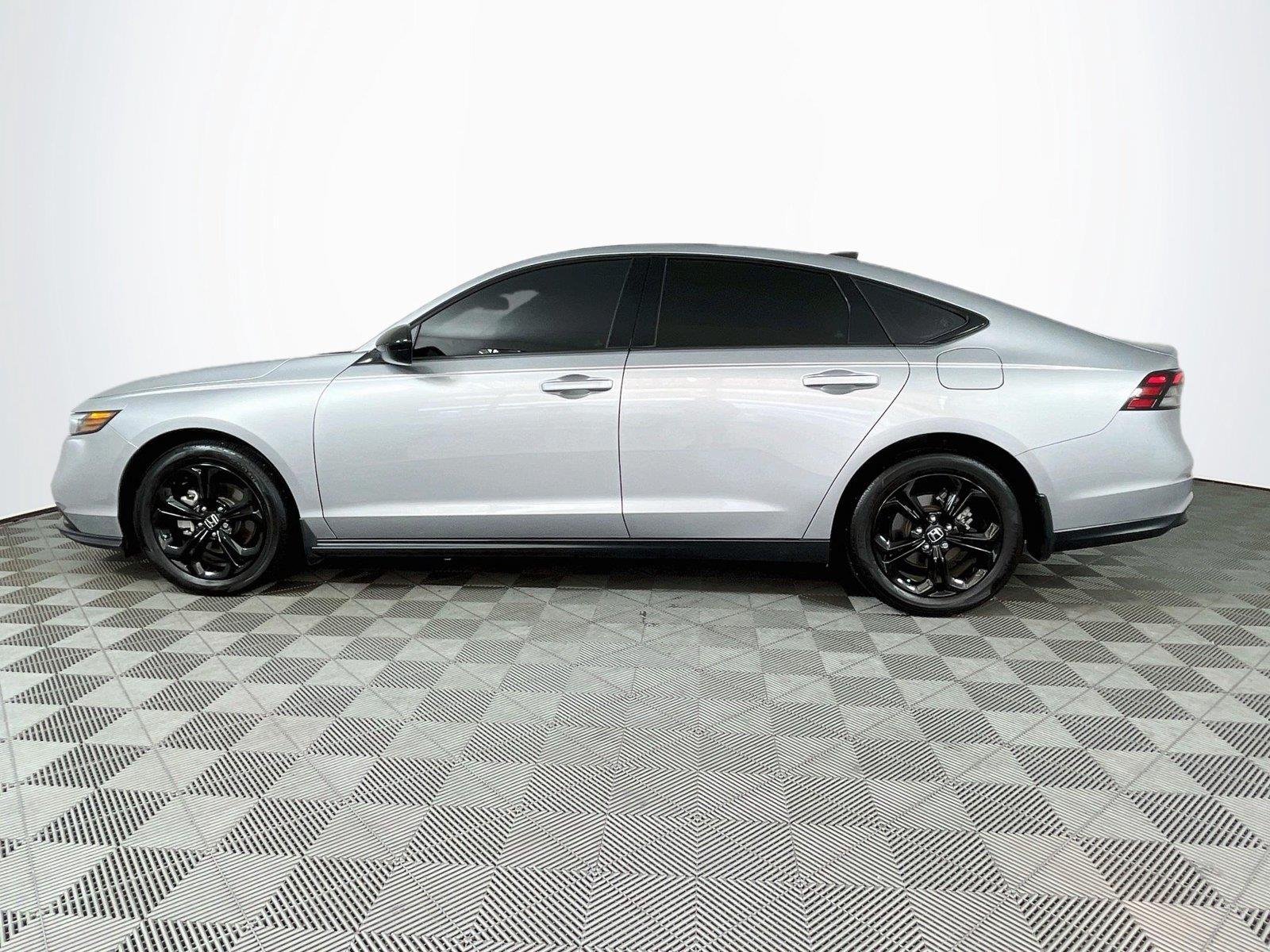 Used 2025 Solar Silver Metallic Honda SE image 4