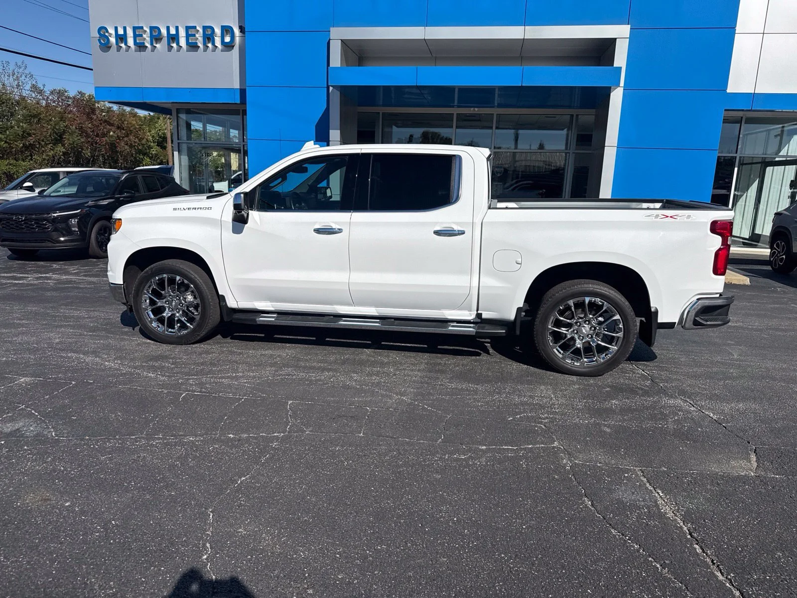 Used 2025 Summit White Chevrolet LTZ image 5