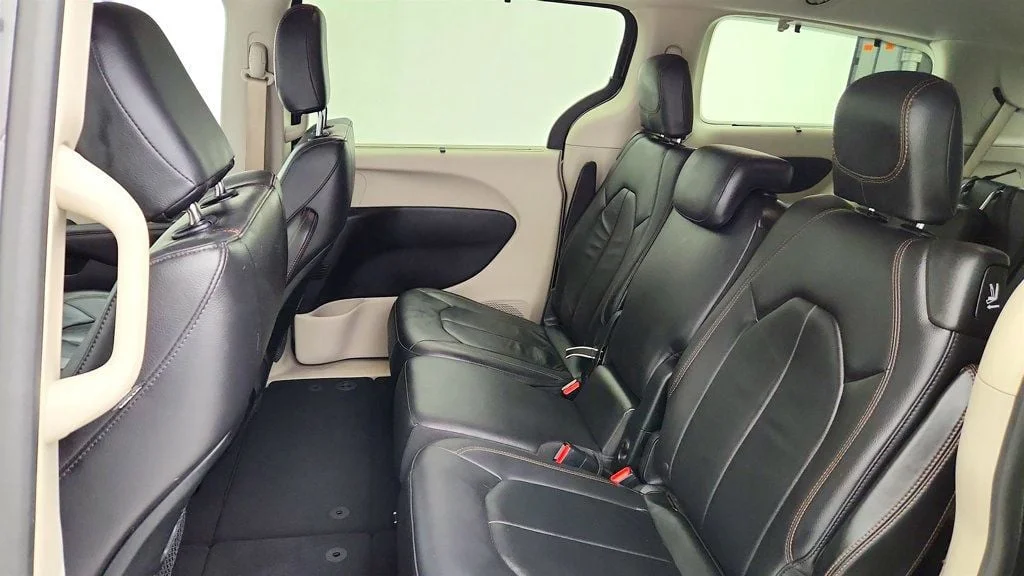 Used 2017 Granite Crystal Metallic Clearcoat Chrysler Touring-L 4dr Wagon 8-Seater w/ SafetyTec & Uconnect 8.4 image 19