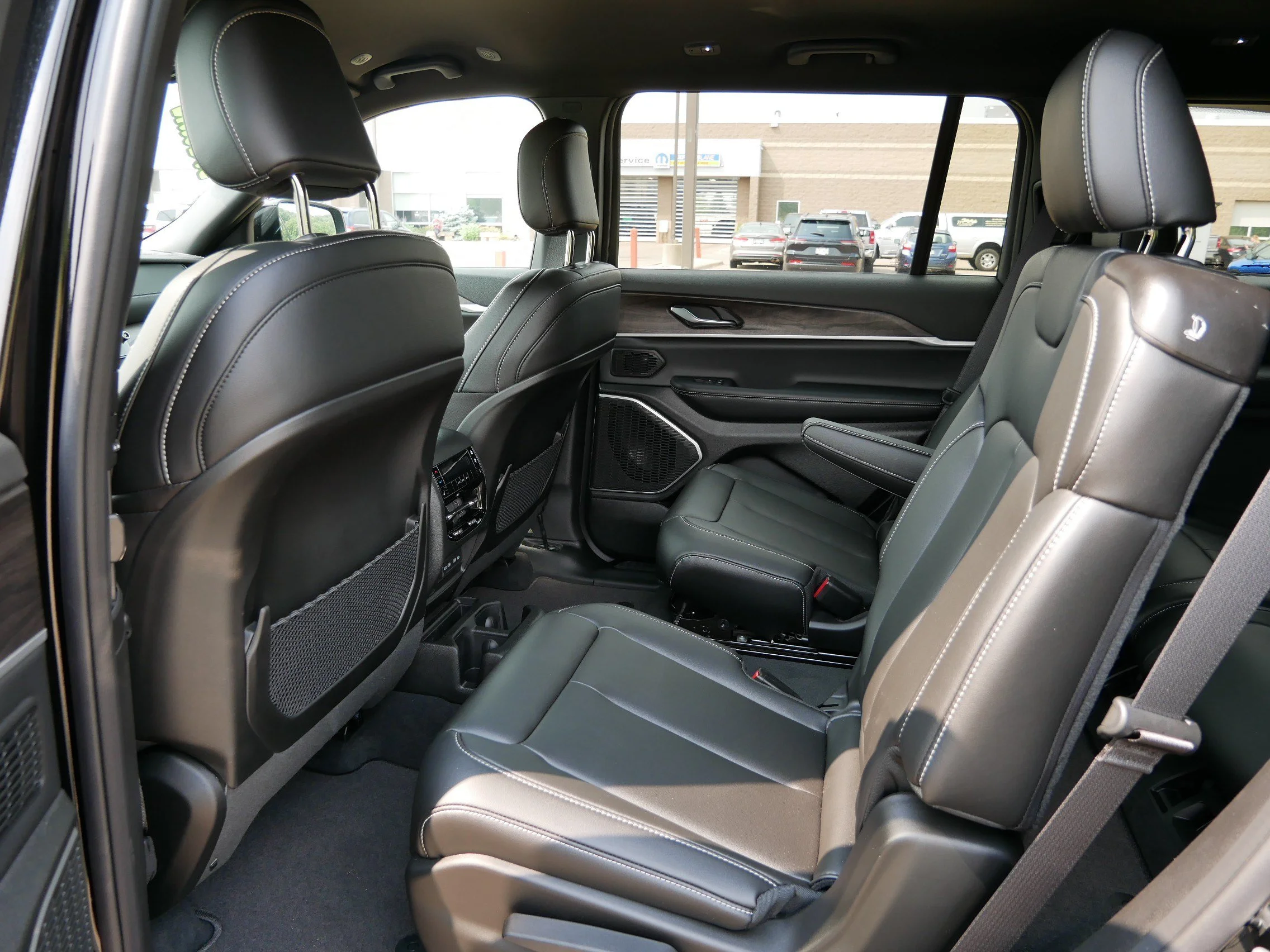New 2026 Diamond Black Crystal Pearlcoat Jeep Limited image 7