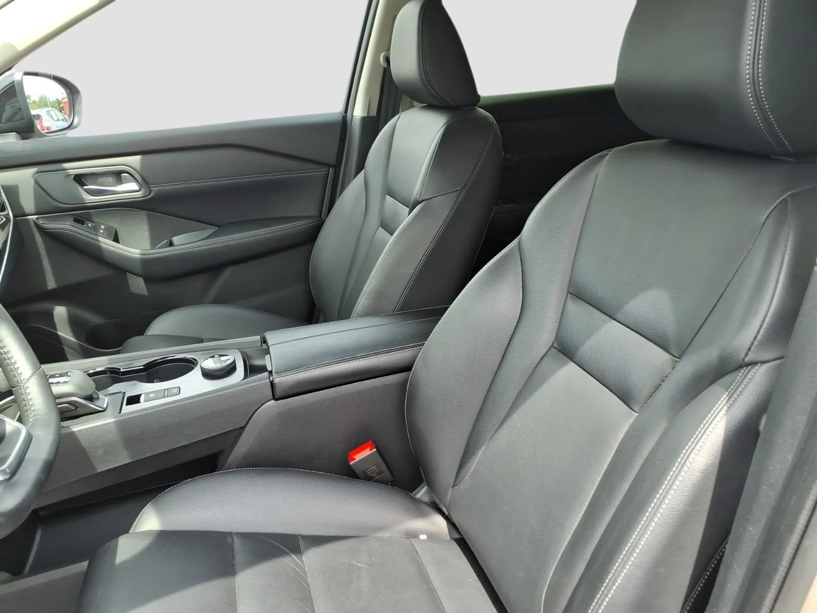 Used 2024 Champagne Silver Metallic/Super Black Xew Nissan SL image 11