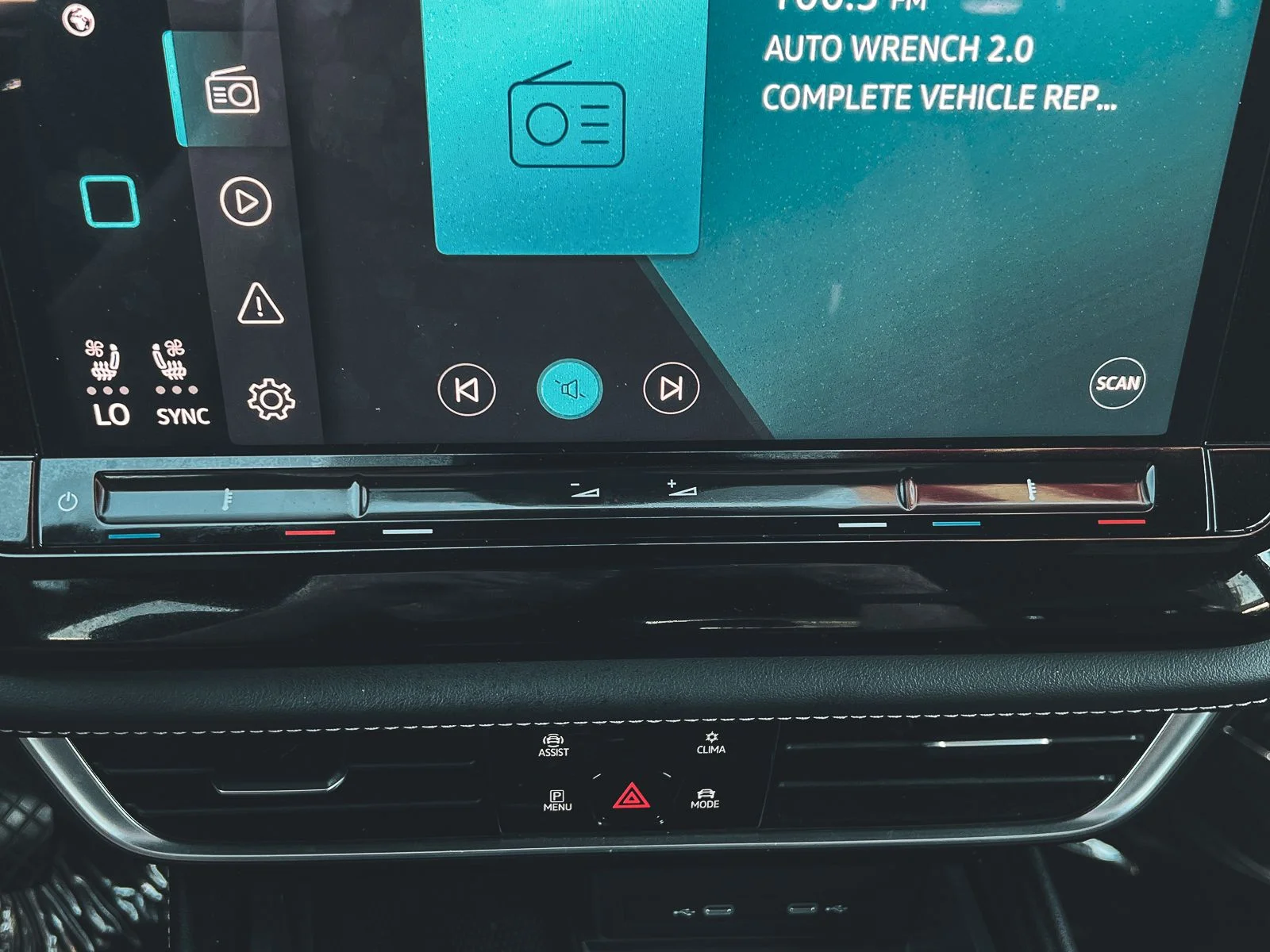 2024 Volkswagen Atlas Cross Sport SE w/Tech - Photo 23