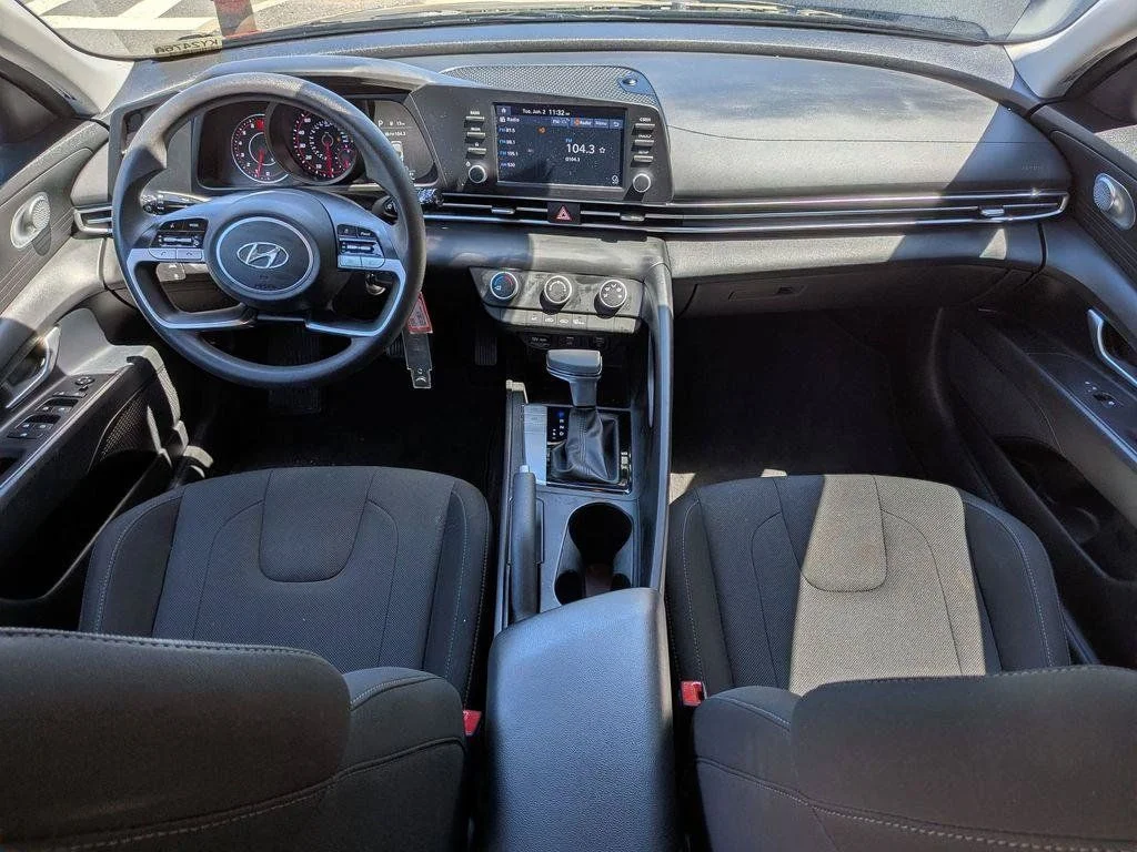 Used 2022 Black Hyundai SE image 19