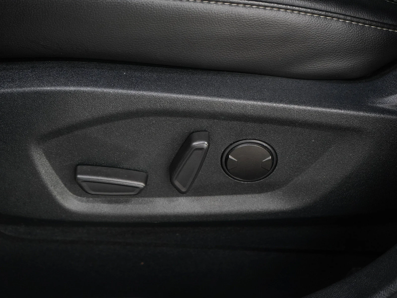 Used 2020 Black Ford SEL image 24