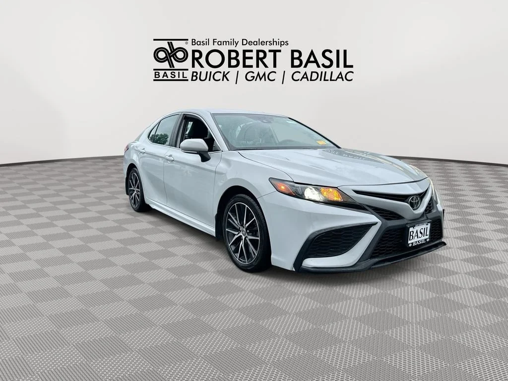 Used 2024  Toyota SE image 2