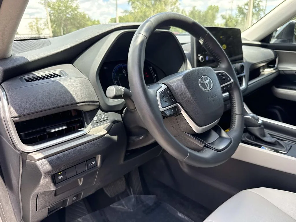 Used 2025 Silver Toyota XLE image 23