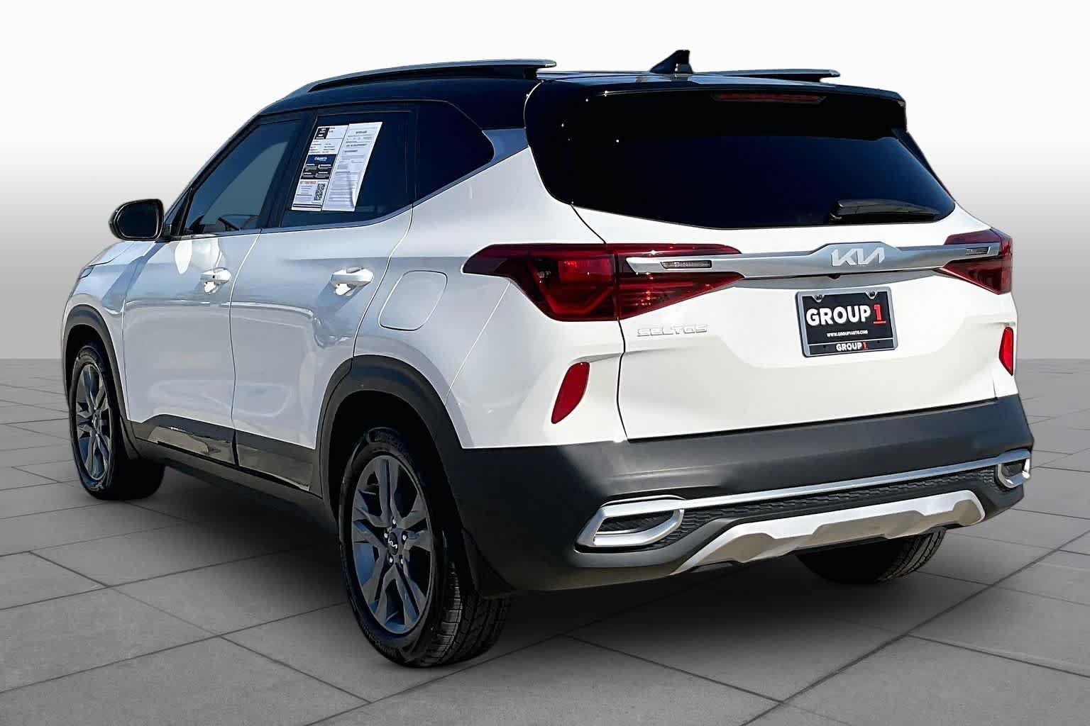Used 2022 Clear White/Black Roof Kia S image 12