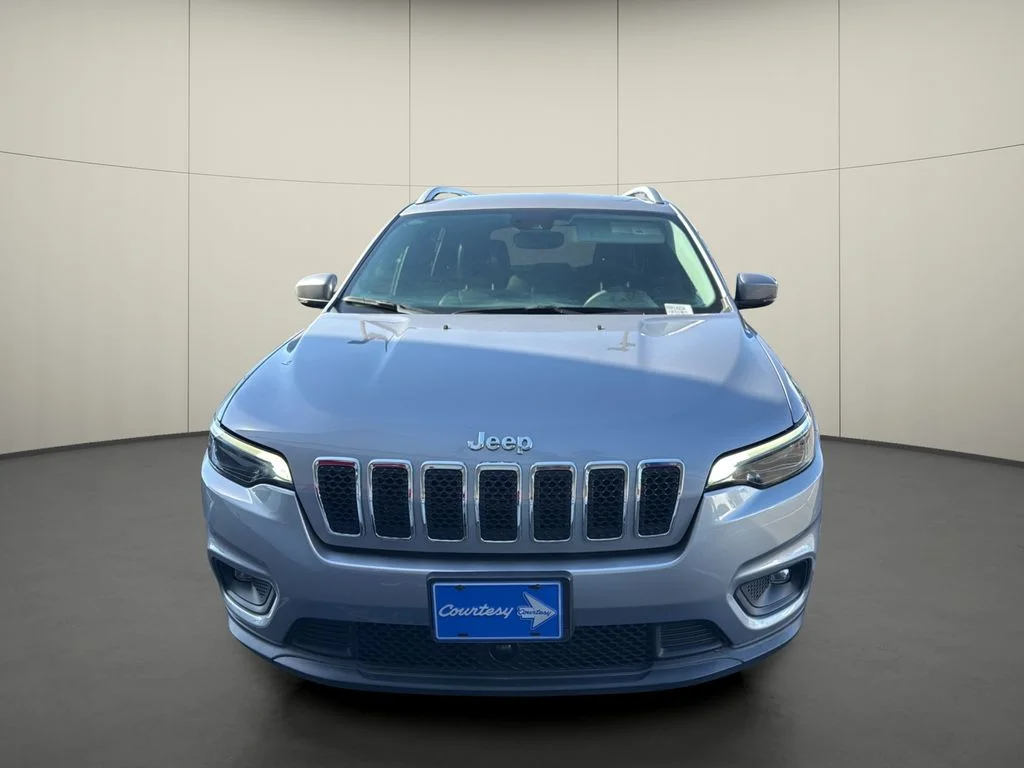Used 2021 Silver Jeep Latitude Lux image 2
