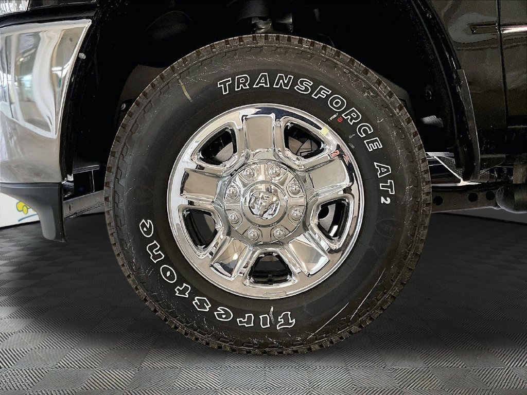 New 2026 Diamond Black Crystal Pearl-Coat Exterior Paint RAM Tradesman image 8