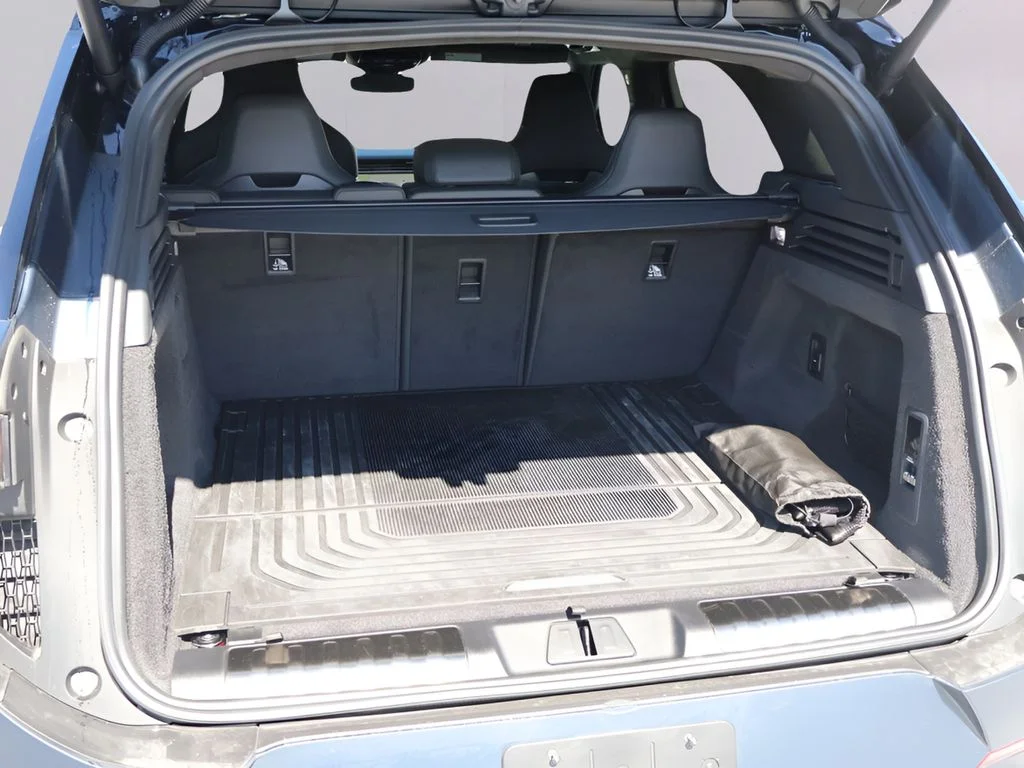 Certified Used 2025 Blue Nebula in Matte Land Rover SV Edition Two image 23