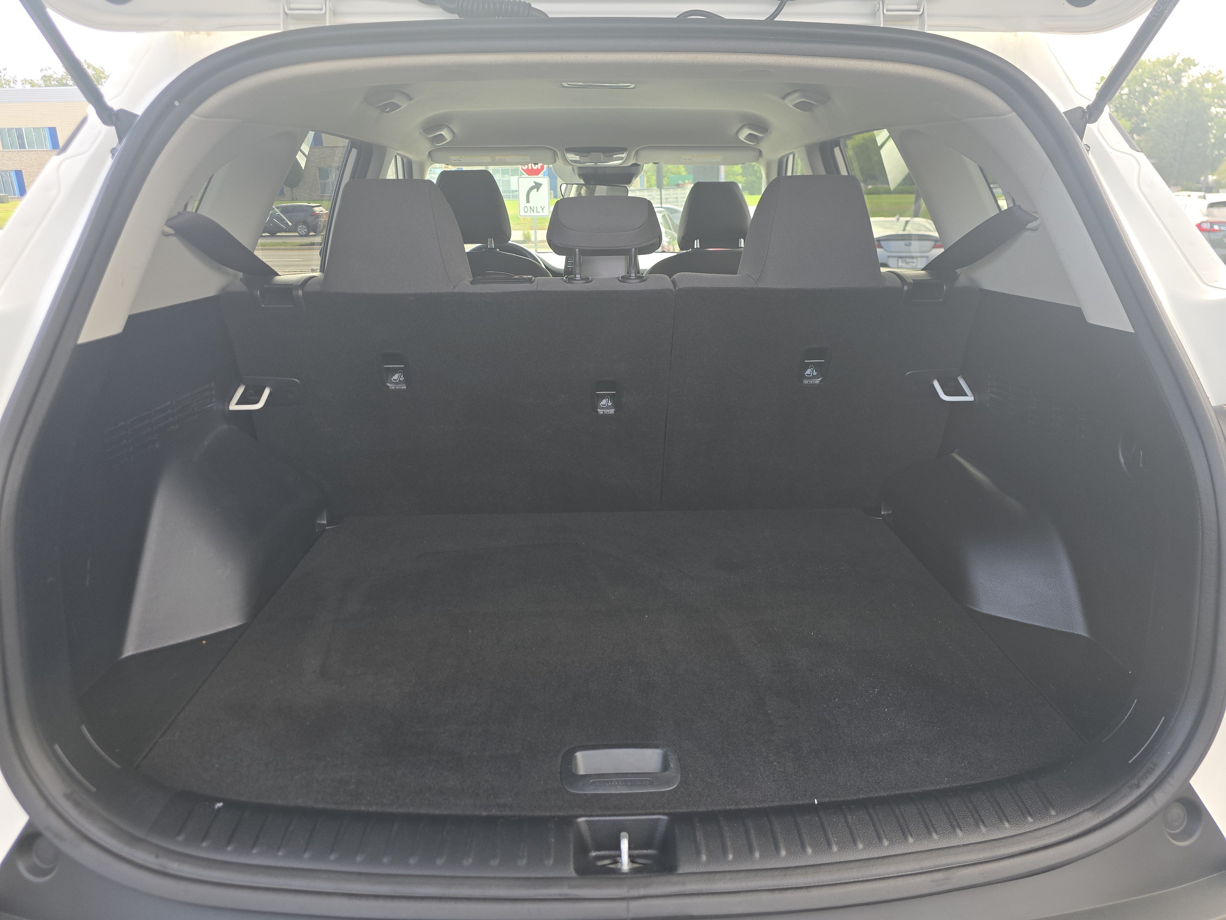 Used 2023 Snow White Pearl Kia LX image 17