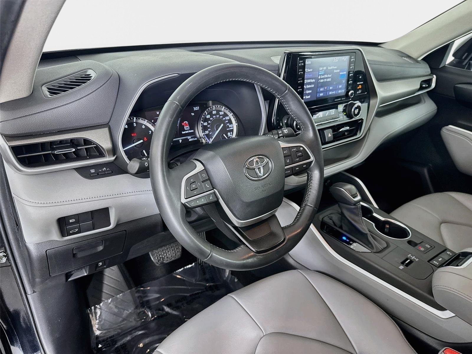 Used 2022 Midnight Black Metallic Toyota XLE image 9