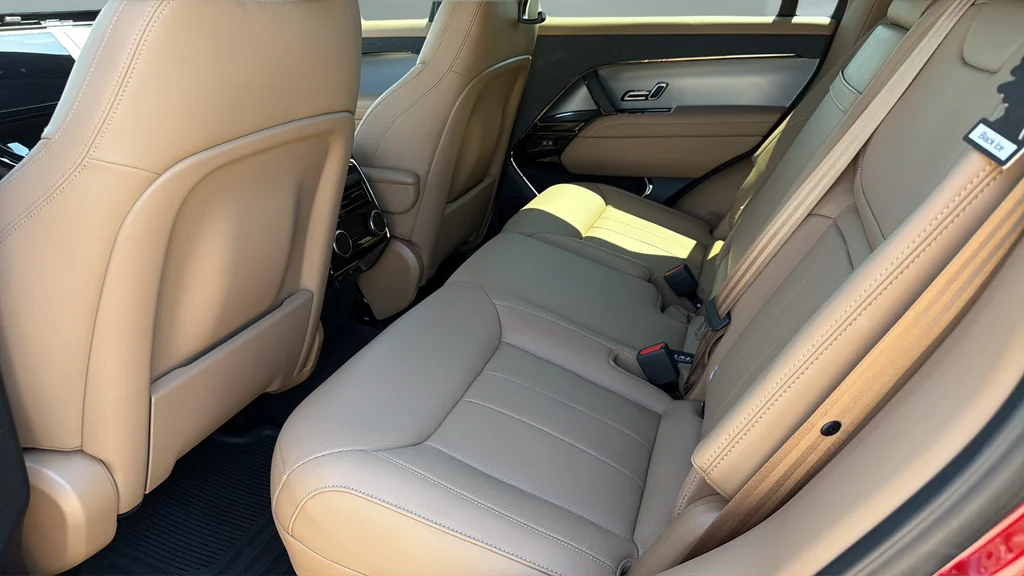 Used 2025  Land Rover SE image 19