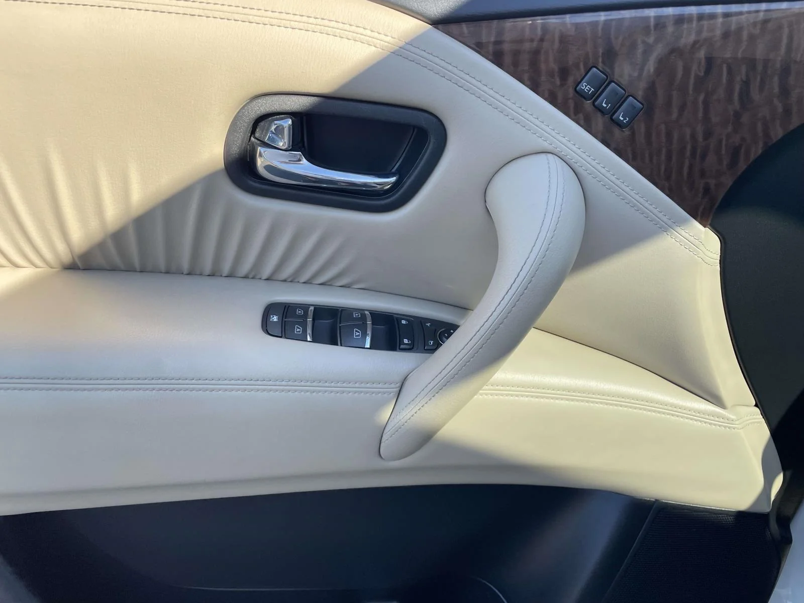 Used 2020 White Nissan Platinum 4WD image 16